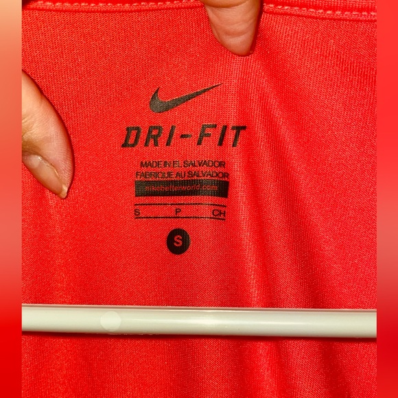 051- Dry-fit Nike work-out top. Size S. - Picture 3 of 3
